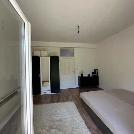 Large With Beautiful Garden 5 Minutes Away From Airport At Karla Mijica 31 公寓 *