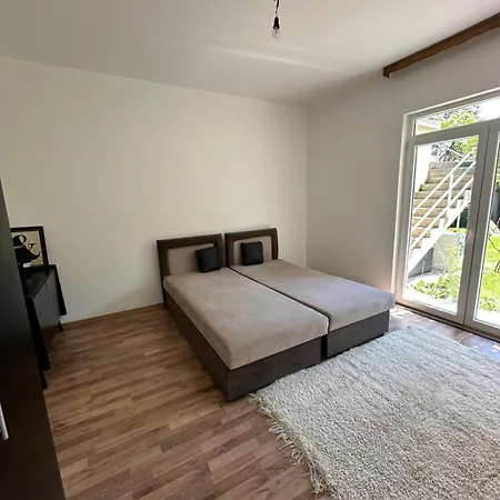 Large With Beautiful Garden 5 Minutes Away From Airport At Karla Mijica 31 * 塞拉耶佛