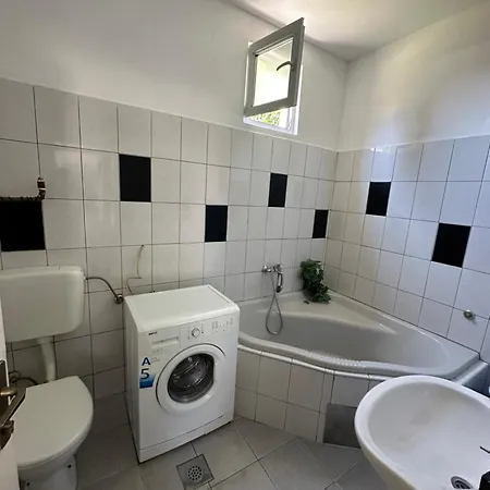 Large With Beautiful Garden 5 Minutes Away From Airport At Karla Mijica 31 塞拉耶佛