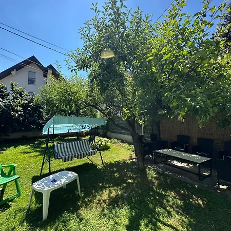 Large With Beautiful Garden 5 Minutes Away From Airport At Karla Mijica 31