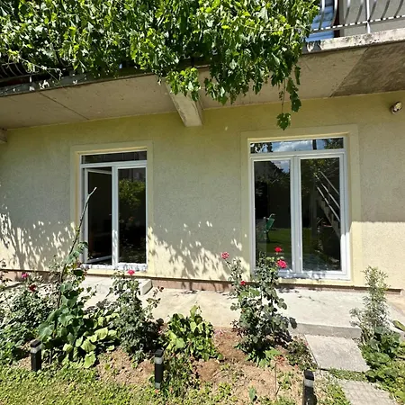 Large With Beautiful Garden 5 Minutes Away From Airport At Karla Mijica 31 Apartamento