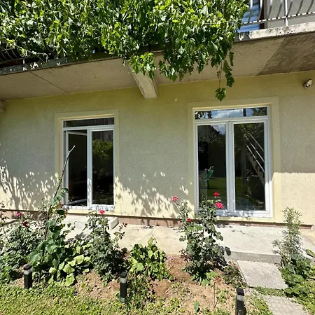 Large With Beautiful Garden 5 Minutes Away From Airport At Karla Mijica 31 公寓