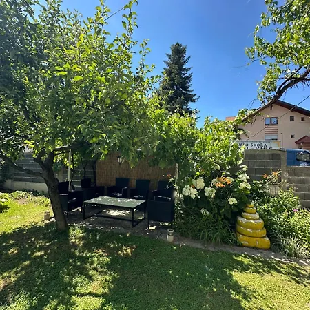 Large With Beautiful Garden 5 Minutes Away From Airport At Karla Mijica 31 公寓 *