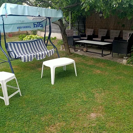 Large With Beautiful Garden 5 Minutes Away From Airport At Karla Mijica 31 公寓 *
